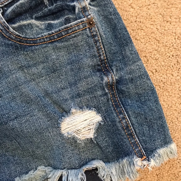 Old Navy Boyfriend Distressed Denim Shorts Patriotic Peekaboo Pockets Size 2 - Picture 9 of 14